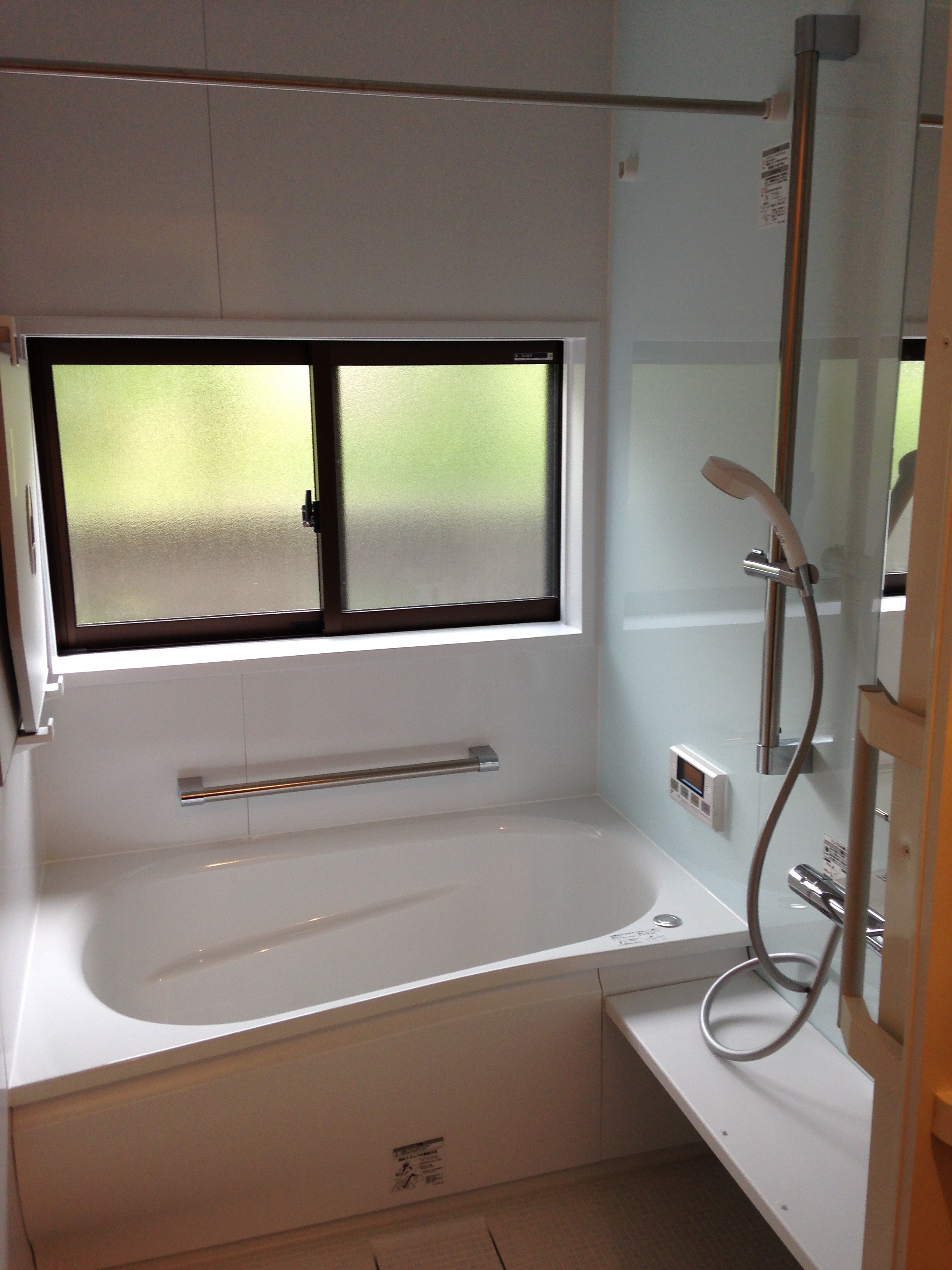 窓の高さを変えた浴室リモデル 有 ユニテム 本社 リフォーム実例 費用 Toto