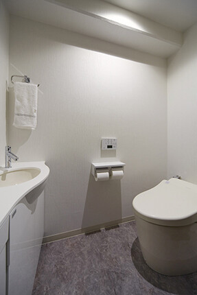 【TOTOネオレスト】白を基調としたトイレ空間