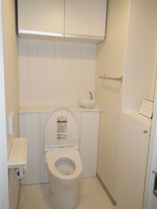 ホワイトで清潔感のある収納豊富なトイレ Totoレストパル 株 ナサホーム 西大寺店 リフォーム実例 費用 Toto