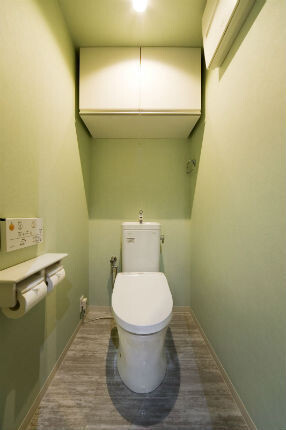 グリーンのクロスと木目調の床でカントリー風のトイレに 株 ナサホーム 西大寺店 リフォーム実例 費用 Toto