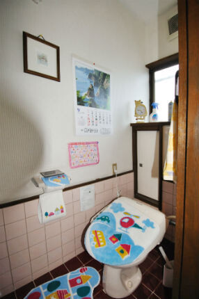 タイル貼りからストライプの壁紙が可愛いトイレへ 株 ナサホーム 高槻店 リフォーム実例 費用 Toto タイル貼りからストライプの壁紙が可愛いトイレへ 株 ナサホーム 高槻店 リフォーム実例 費用 Toto