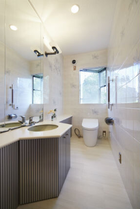 オンダガタライト柄のフロアタイルを施工したトイレルーム 株 ナサホーム 梅田リフォームスタジオ リフォーム実例 費用 Toto