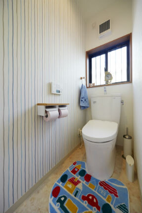 タイル貼りからストライプの壁紙が可愛いトイレへ リフォーム実例 Toto株式会社