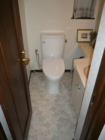 築26年戸建住宅のトイレ改修は、花柄の床材で華やかに！
