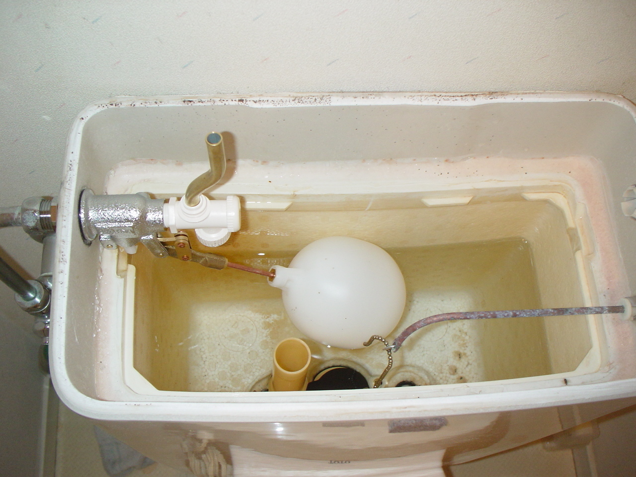 経年使用のトイレの水漏れもまだまだ対応できますのでご安心ください