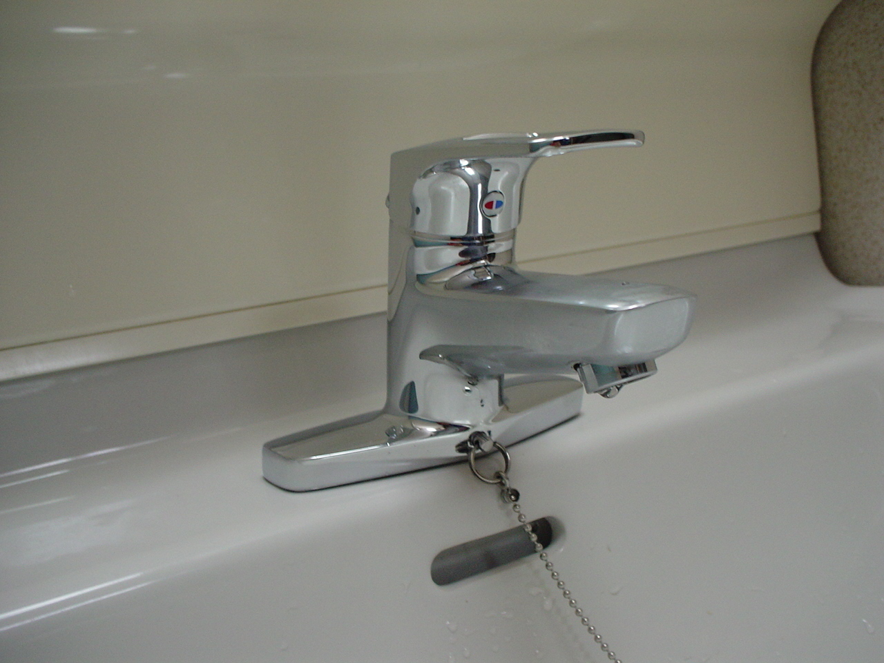 洗面化粧台の2ハンドルデッキ水栓からシングルレバー水栓への取替