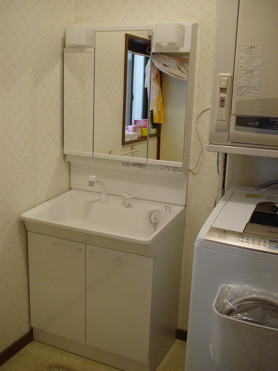 洗面台のシャワー水栓からの水漏れの為、新しい洗面化粧台にリモデルします！エコシリーズで