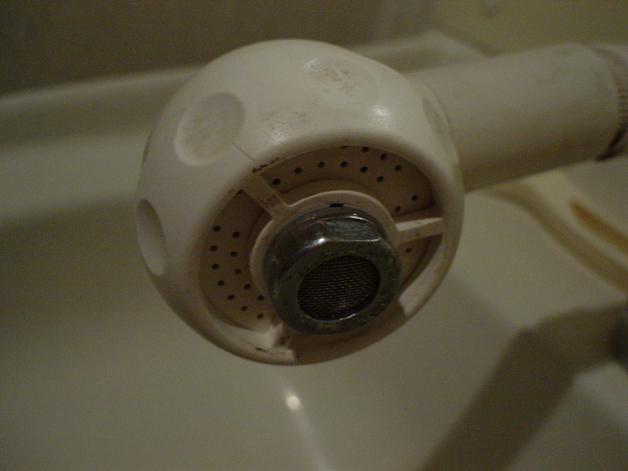 洗面所のシャワー水栓の水の飛び散りやポタポタの経験はありませんか？蛇口交換に待った！
