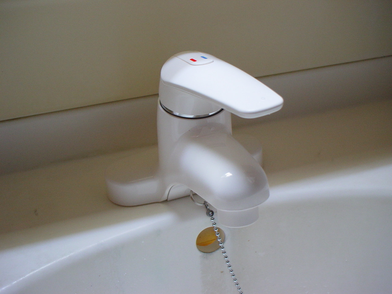 メーカーは違いますが同じタイプの洗面台用シングルレバー水栓への取替工事