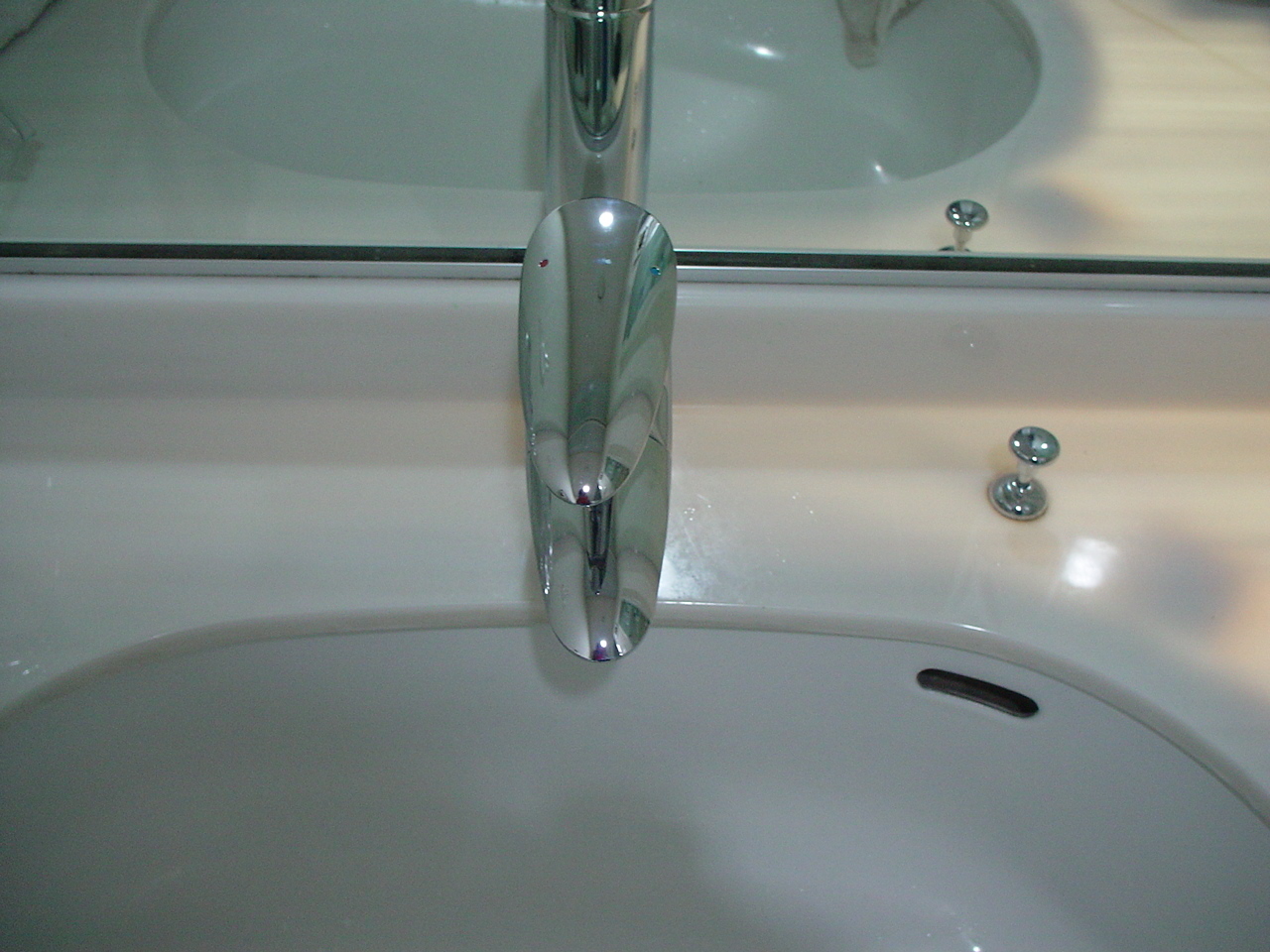 当社ではあまり見ることがないワンホール型の洗面シングルレバー水栓の取替