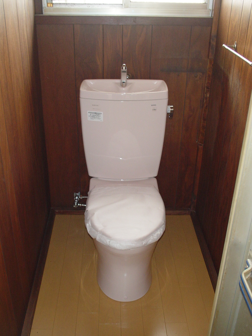 トイレのタンクからの水漏れがきっかけで節水便器と段差解消を提案させていただきました