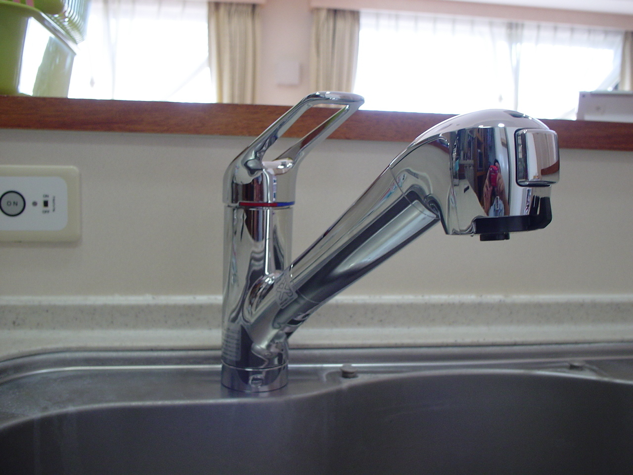 キッチンのシャワーホース部分からの水漏れを機会に浄水器内蔵型の水栓に取替です