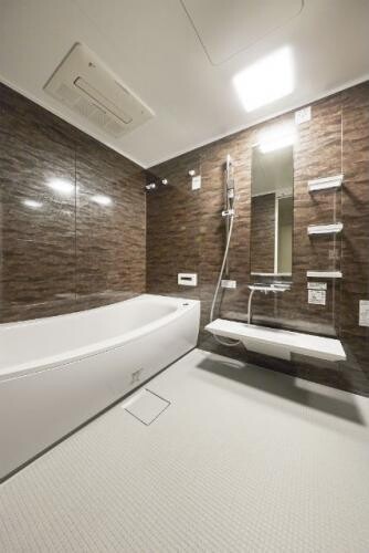 重厚感のある壁パネルを全体に施したホテルのような浴室