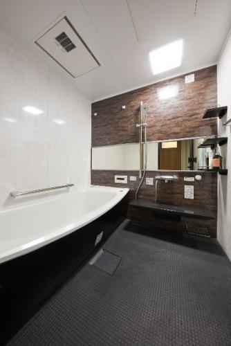 石目調の壁パネルで高級感のある浴室