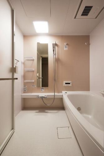 アクセントカラーのキリコサクラが可愛らしい印象の浴室