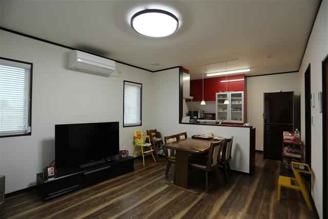 赤と黒と白のコントラスト 阿部興業 株 リフォーム実例 費用 Toto