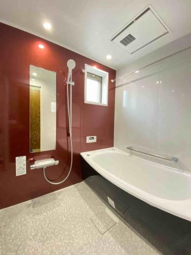 水玉脱衣室とツートーンカラーの浴室リフォーム