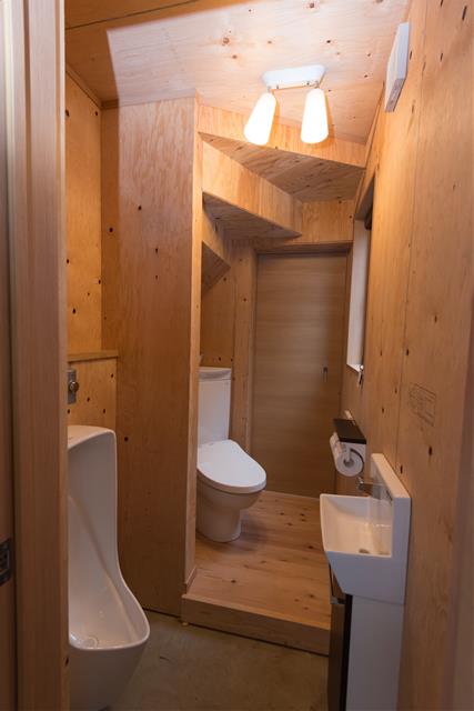 階段下になんとか便利なトイレが欲しい！