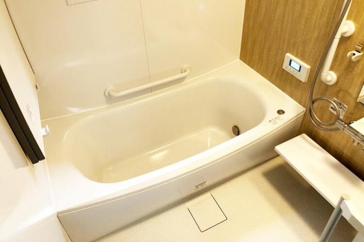 八戸市のお風呂リフォーム。掃除しにくくて不衛生なお風呂を、お手入れしやすくより暖かく