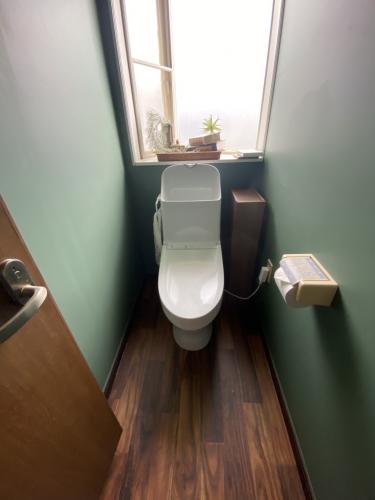 緑の壁紙は自然 調和の象徴 穏やかさをもたらすトイレに リフォーム実例 Toto株式会社