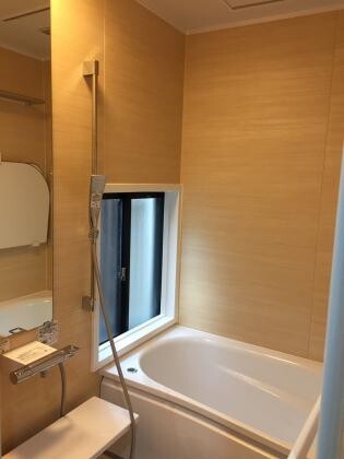 鎌倉の戸建住宅をウッディなパネルで浴室改修