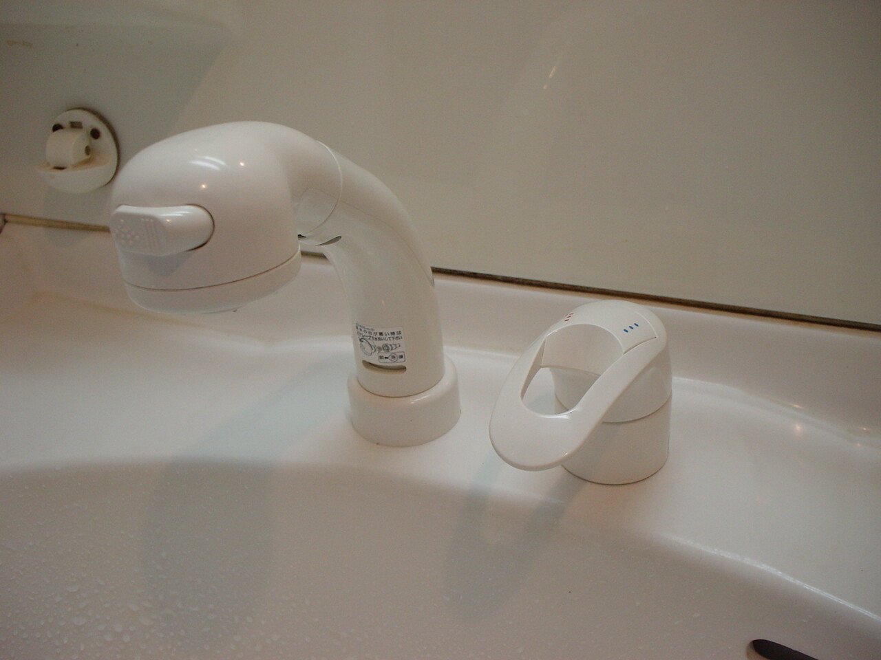 洗面化粧台シャンプー水栓の故障で、今回は低価格なシングルレバー混合栓に取替