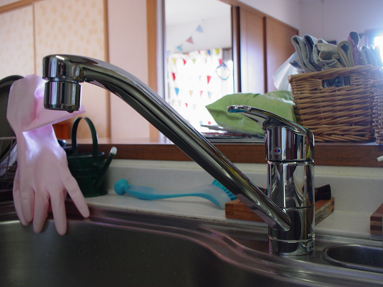 キッチン水栓の取替はシンクした収納の給水給湯配管だけでなく食洗器や排水といった敵も潜んでますね