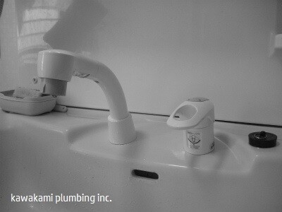 洗面化粧台のシャワー水栓の水漏れによりMYM社の蛇口からTOTOエコ水栓への交換取替工事