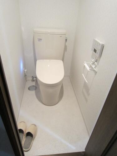 トイレリフォーム ホワイト アイボリーで空間を広く感じられるトイレに ウォシュレットは高機能タイプ 株 モダンリビング リフォーム実例 費用 Toto