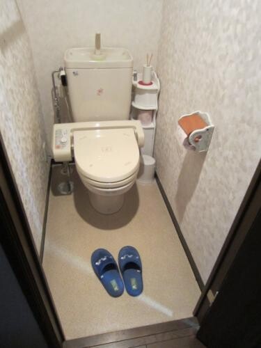 トイレリフォーム ホワイト アイボリーで空間を広く感じられるトイレに ウォシュレットは高機能タイプ 株 モダンリビング リフォーム実例 費用 Toto