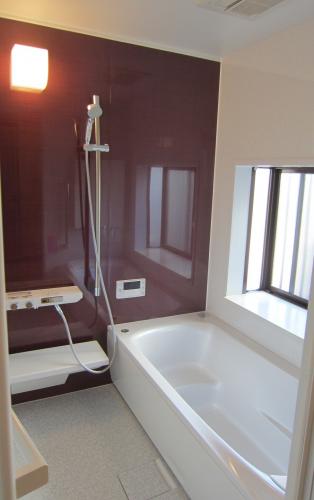 【シンラにリフォーム】1616サイズから1717サイズに拡張　“ボルドー”色の壁が上質な浴室空間を演出