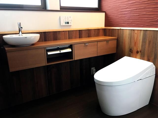 消臭効果のある珪藻土が快適で落ち着いたトイレ空間を実現 オリバーリフォーム富山 リフォーム実例 費用 Toto