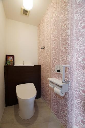 北欧の柄がアクセントのトイレ リアルワークス有限会社 リフォーム実例 費用 Toto