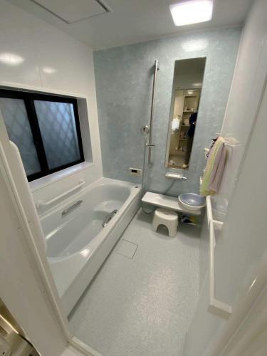 ユニット式の脱衣所に併設してある戸建浴室・洗面をリフォーム