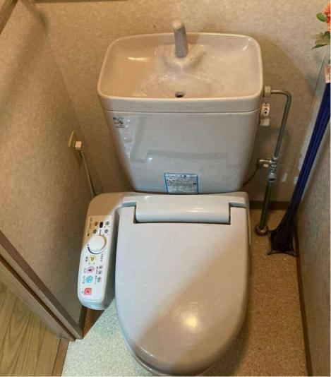 フロア収納キャビネットを付けてすっきりとしたトイレ