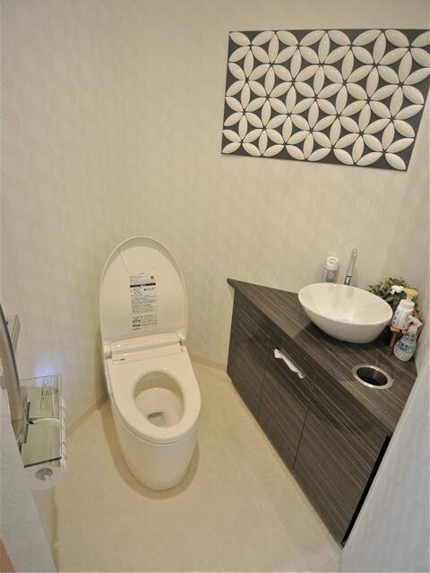 清潔感のある歯科クリニックのトイレリフォーム 株 リブライン リフォーム実例 費用 Toto