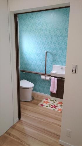 【横浜市磯子区】ブルーの壁が映える、明るくスタイリッシュなトイレ空間