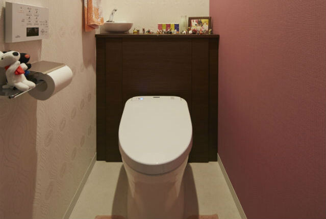 お掃除道具もスッキリ隠せる収納棚付きトイレ リフォーム実例 Toto株式会社