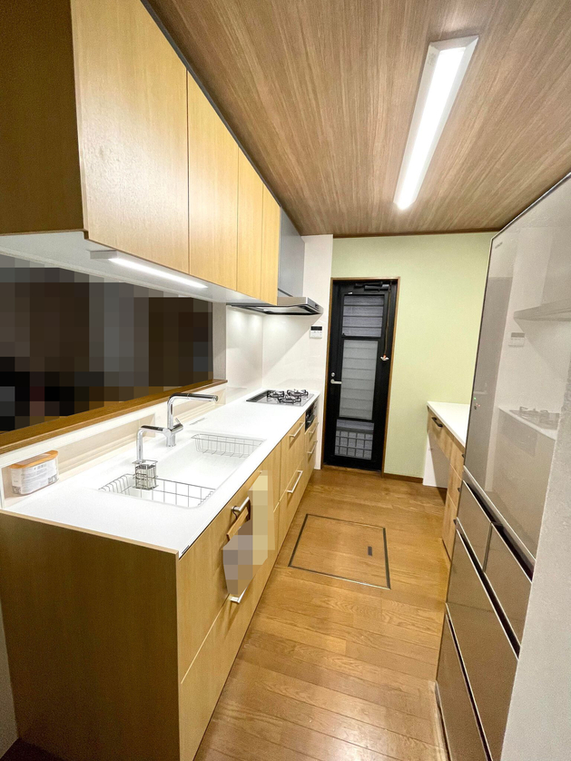 ナチュラルな木目調に白が映える明るいキッチン | リフォーム実例