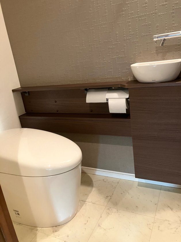 手洗い器とカウンターを設置、タンクレスで快適なトイレにリモデル 
