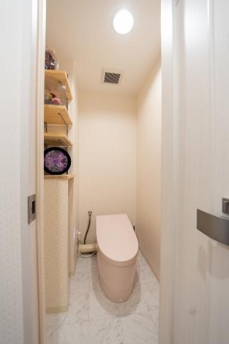 トイレを入れ替え、便利な可動棚を造作　加古川市I様邸