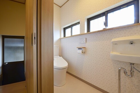 お掃除しにくいタイル貼りのトイレをリフォーム　高砂市I様邸