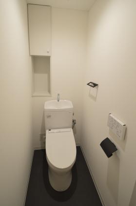 モノトーン　シンプル　トイレ