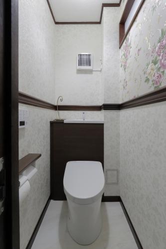 築50年のマンション。暑くて暗いトイレが華麗に変身!!