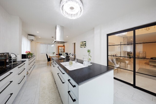 最高のおもてなしをエレガントなダイニングキッチンで 株 ナサホーム ｈｄｃ神戸店 リフォーム実例 費用 Toto