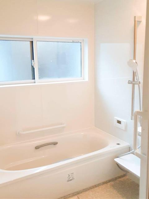 白くて明るい浴室＆脱衣場＆洗面台　可動棚が使いやすい