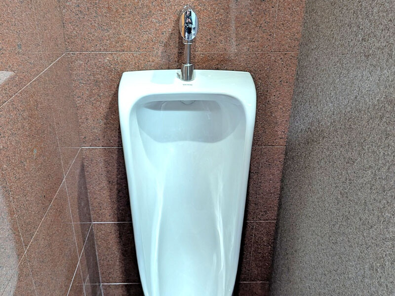 不便を解消し、快適に使えるようになった小便器 | リフォーム実例 