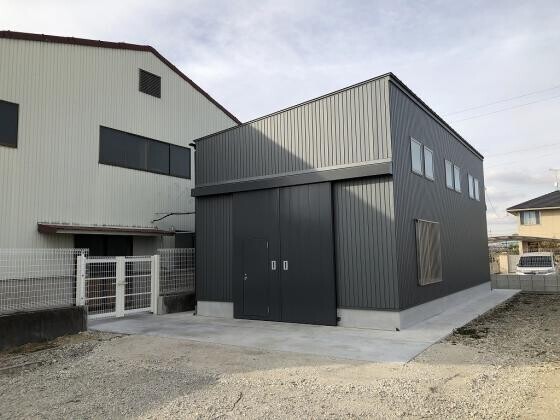 新築 機材配備のための倉庫の建設 戸谷硝子住建株式会社 Madoショップ蟹江学戸店 リフォーム実例 費用 Toto