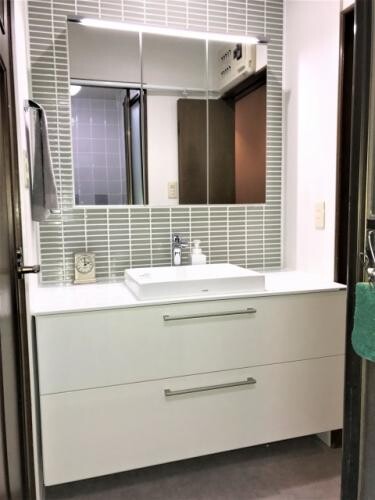 大容量の収納とタイルで洗面所をデザインリフォーム ジールホーム株式会社 リフォーム実例 費用 Toto