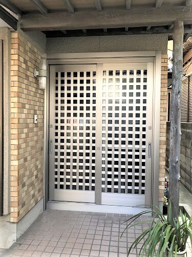 玄関１ｄａｙリフォーム／LIXIL「リシェント玄関引戸ＳＧ」に玄関取替工事。有償オプションで玄関に網戸をつけられます